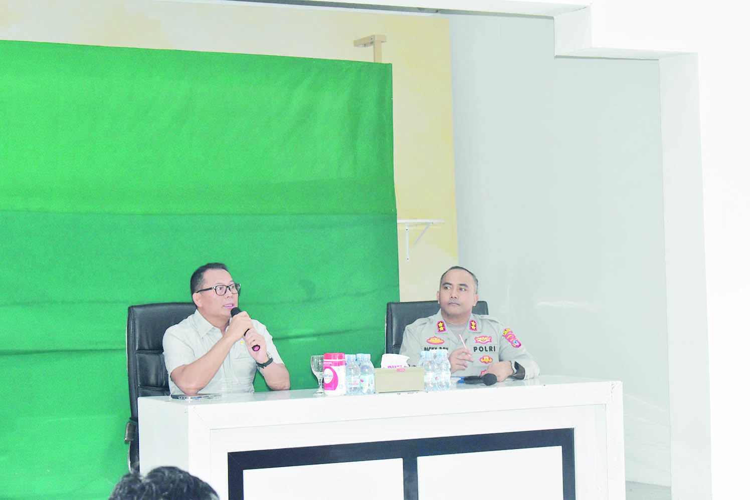 DIINGATKAN : Anggota Komisi III DPR RI H Endang Agustina (kiri) saat melakukan kunjungan ke Polres Tanah Laut (Tala), Selasa (6/1)