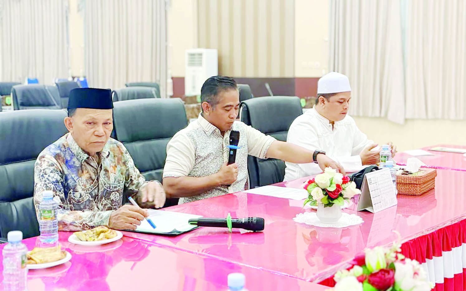 LEGISLATOR: Ketua DPRD HSU H Fadilah (tengah) Wakil Ketua I H Mawardi dan Wakil Ketua II H A.Algifari, saat memimpin rapat internal perdana pada awal Tahun 2026