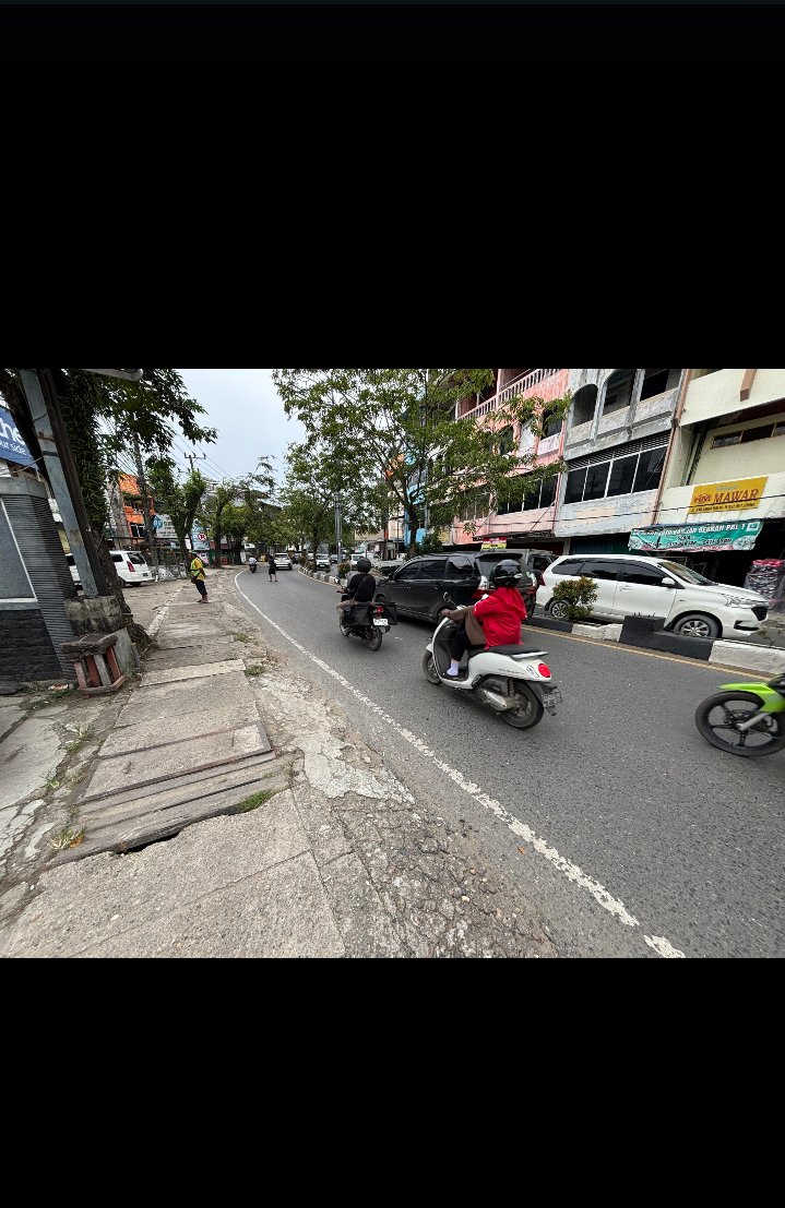 Drainase di KM 1 Jalan Ahmad Yani Banjarmasin, salah satu yang diklaim dalam keadaan tersumbat.(Zulvan Rahmatan/Radar Banjarmasin)