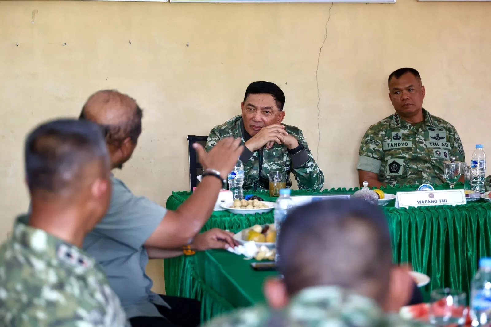 PIMPIN RAPAT: Menhan, Sjafrie Sjamsoeddin (dua dari kanan) usai meninjau Sungai Tamiang sebagai bagian dari persiapan pelaksanaan tugas Satgas Kuala.