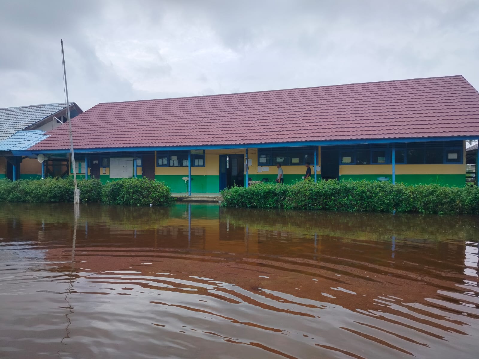 TERGENANG: Genangan air setinggi 50 sentimeter mengelilingi SMPN 4 Mandastana. Sekolah ini termasuk menerapkan Belajar Dari Rumah.