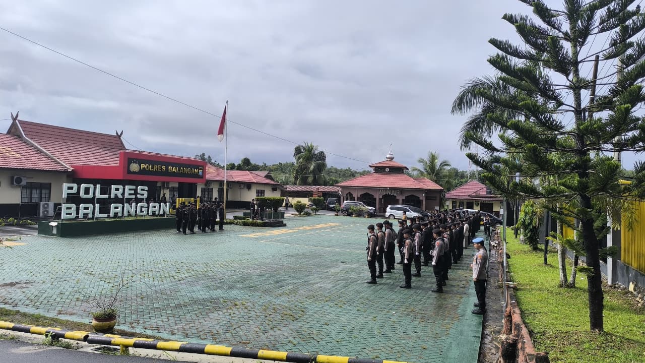 PENGAMANAN VVIP: Petugas gabungan melakukan koordinasi jelang kunjungan kerja Wakil Presiden RI Gibran Rakabuming Raka di Kecamatan Tebing Tinggi.