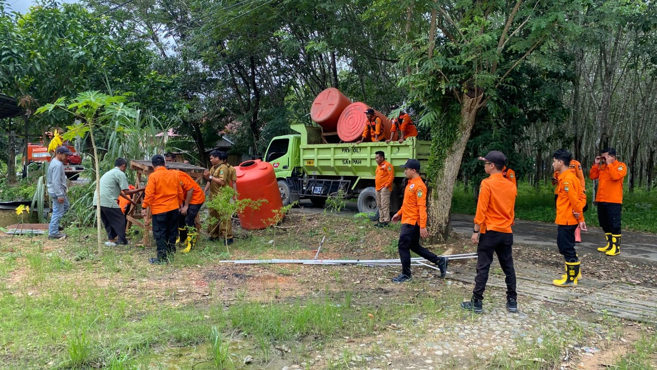 KEBUTUHAN DASAR: BPBD Tapin menyiapkan tandon air bersih untuk warga terdampak banjir di Desa Sawang.