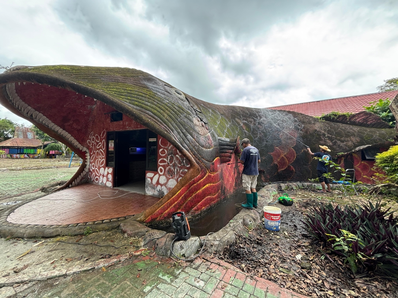 SEMPROT: Pembersihan aquarium yang dilapisi lumut di Kebun Binatang Jahri Saleh, Sungai Jingah Banjarmasin dilakukan secara mandiri.
