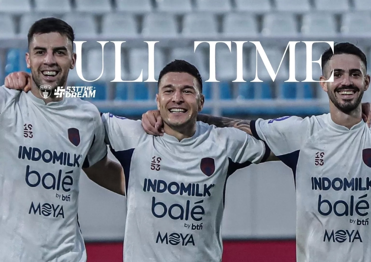 MENANG: Pemain Persita Aleksa Andrejic (tengah) mencetak gol saat lawan Arema FC (30/12).
