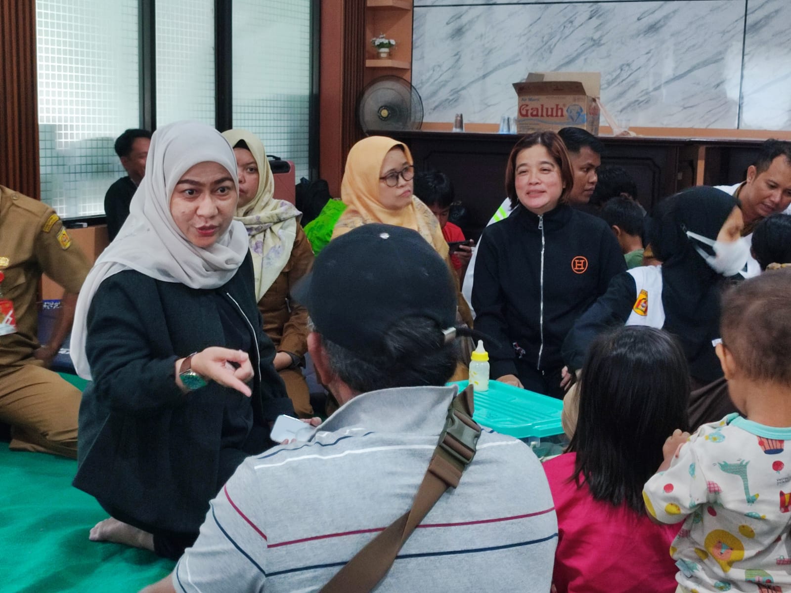 Wali Kota Banjarbaru berdialog dengan warga di posko pengungsian. (MC Banjarbaru untuk Radar Banjarmasin)