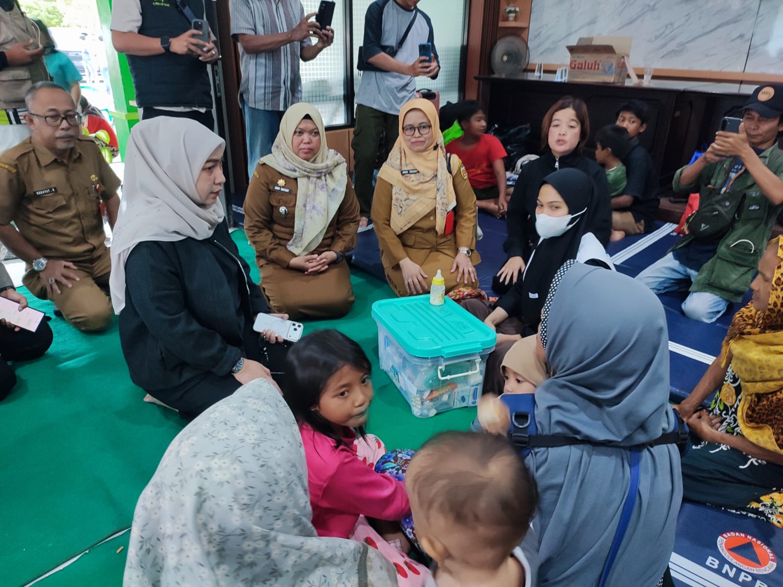 Aktivitas warga di posko pengungsian banjir Landasan Ulin Timur. (MC Banjarbaru untuk Radar Banjarmasin)