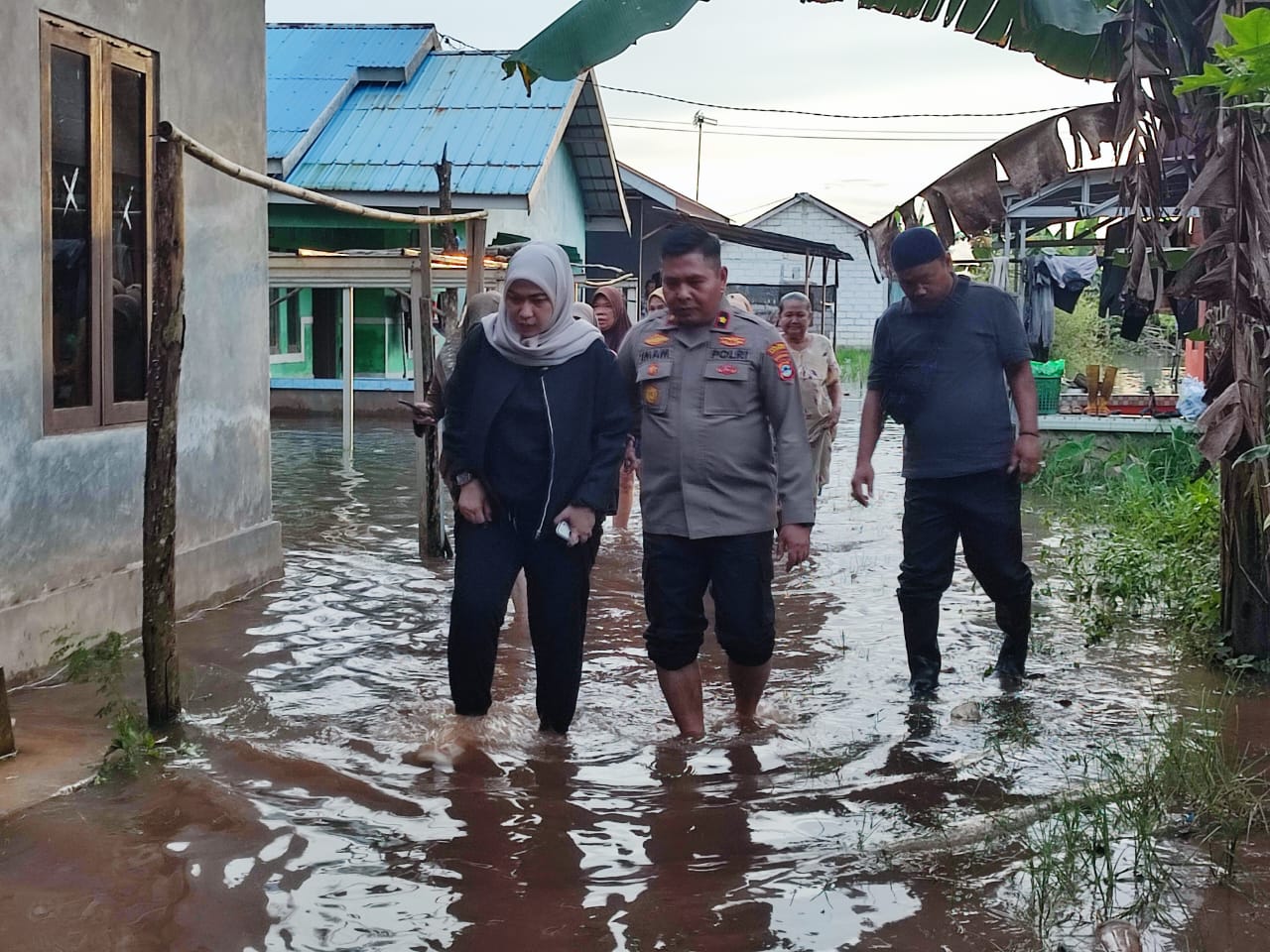 Wali Kota Banjarbaru Hj. Erna Lisa Halaby meninjau wilayah terdampak banjir. (MC Banjarbaru untuk Radar Banjarmasin)