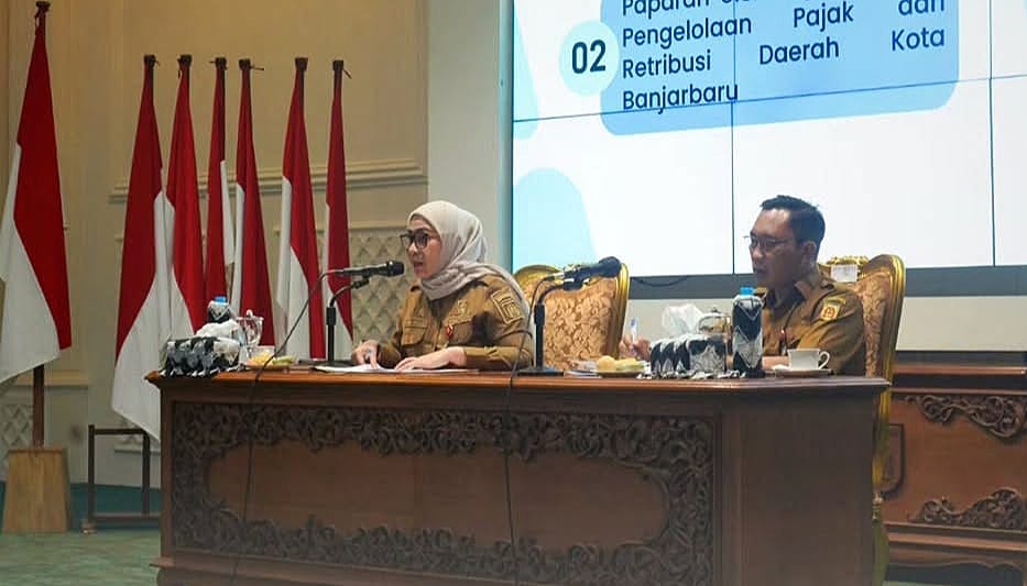 Wali Kota Banjarbaru Hj. Erna Lisa Halaby dan Sekretaris Daerah Sirajoni, AP, MM, menyampaikan arahan dalam Rakor Pimpinan SKPD Kota Banjarbaru, Senin (5/1/2026).