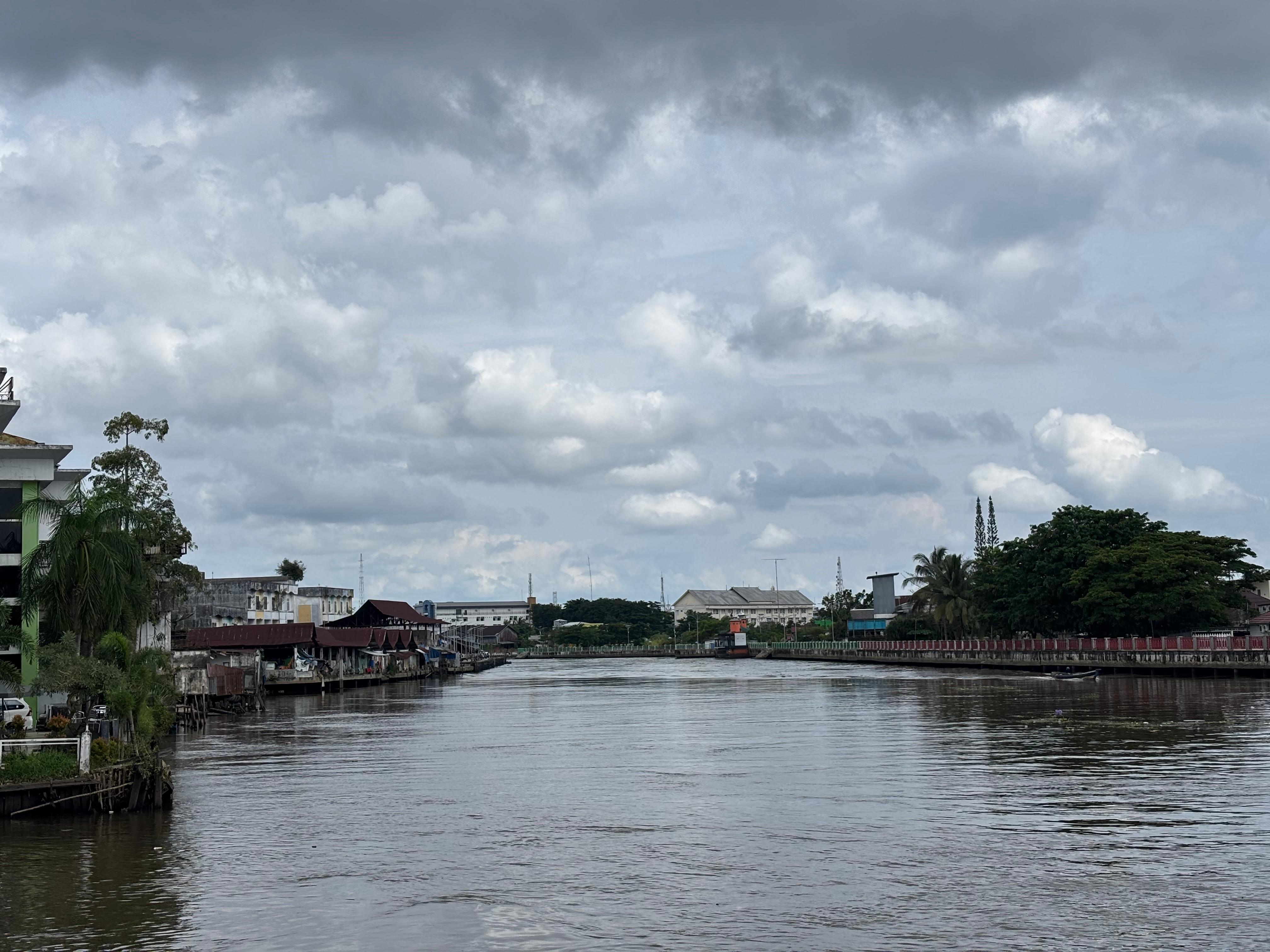 SUNGAI: Suasana Sungai Martapura di Banjarmasin.