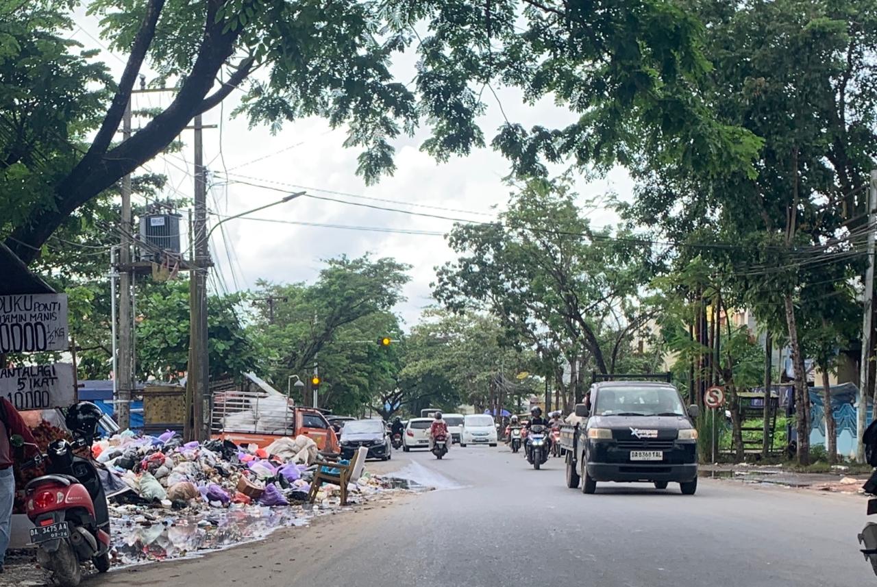 MELUBER: Tumpukan sampah meluber hingga ke badan jalan di TPS Jalan Pangeran Hidayatullah, Banjarmasin Timur, Kamis (8/1) siang.