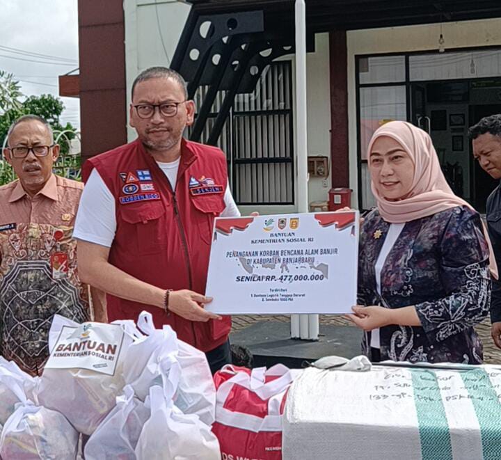 BANTUAN: Kementerian Sosial RI menyalurkan bantuan dan menyiapkan logistik bagi warga terdampak banjir di Kota Banjarbaru.