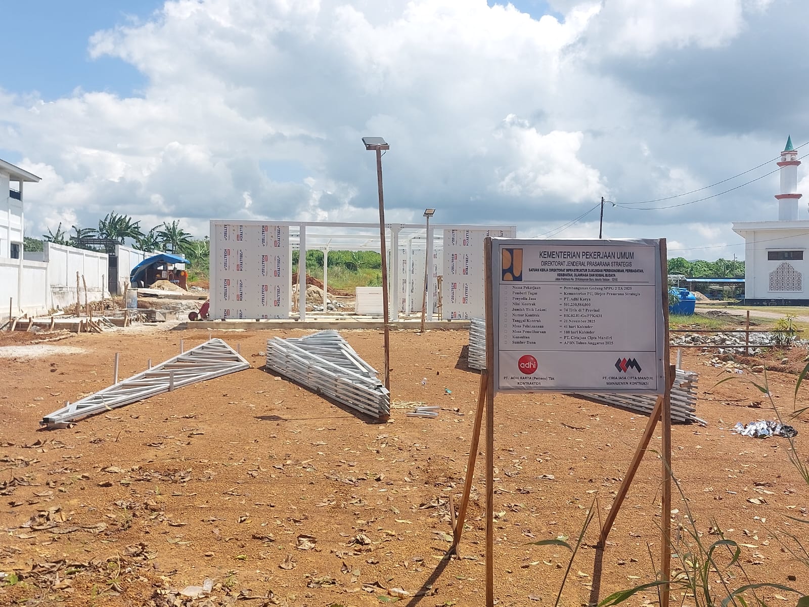 PROSES: Salah satu SPPG di Desa Panggung, Kecamatan Pelaihari yang dibangun Kementerian PU RI.