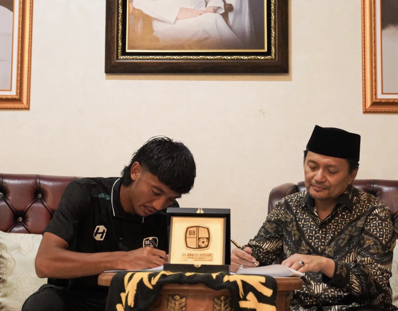 Bayu Pradana resmi melanjutkan kebersamaan dengan PS Barito Putera, setelah klub mengumumkan perpanjangan kontrak kedua pemain melalui kanal resmi.