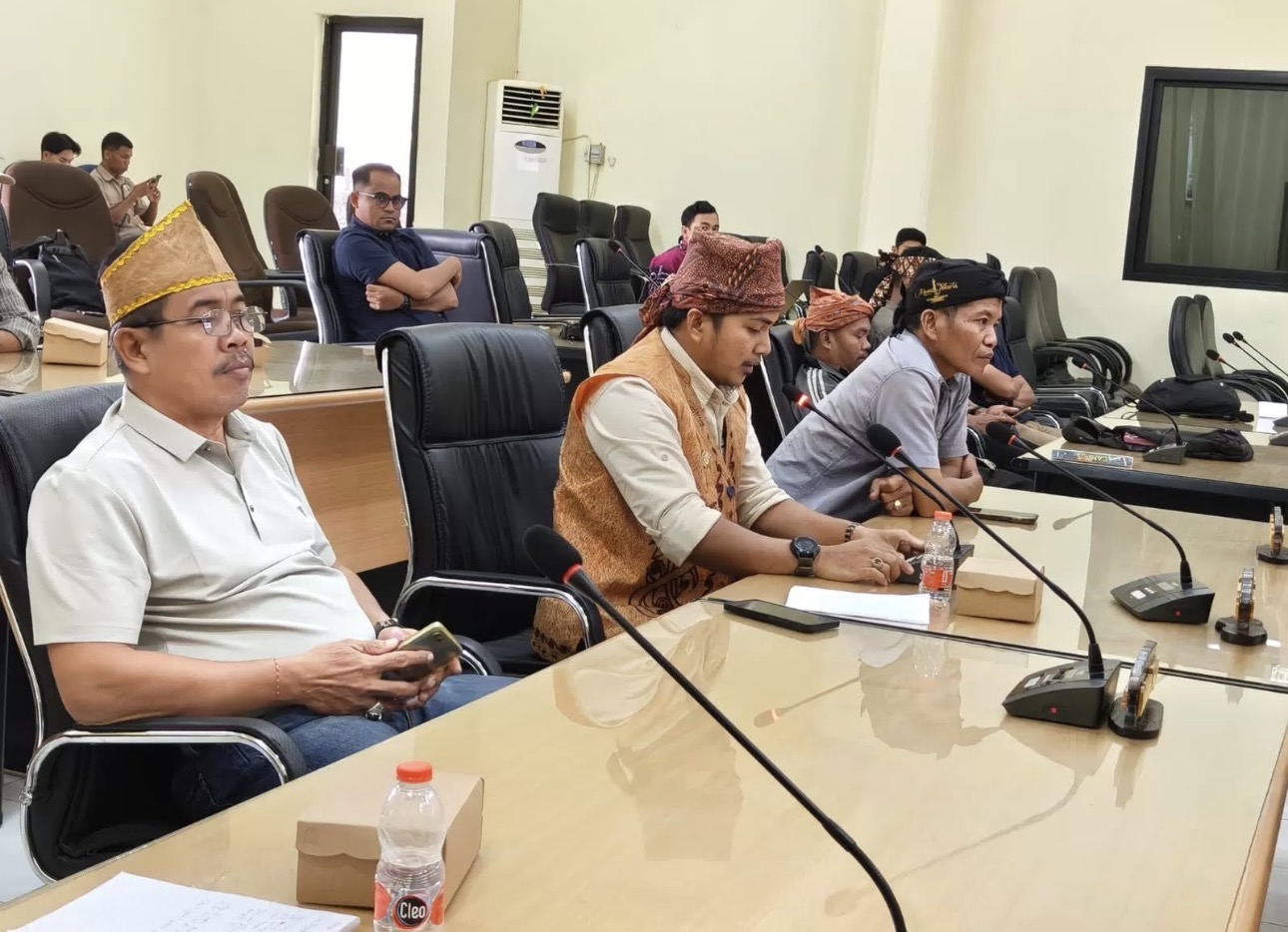 Organisasi AMAN Kalsel saat berdialog dengan DPRD HST untuk memperjuangkan Perda masyatakat Adat.