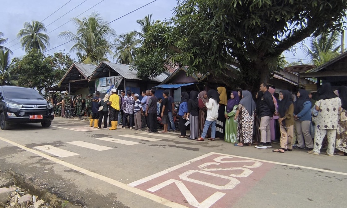 Warga berkumpul sejak pagi untuk menyambut kedatangan wakil presiden Republik Indonesia, Gibran Rakabuming Raka di Balangan.