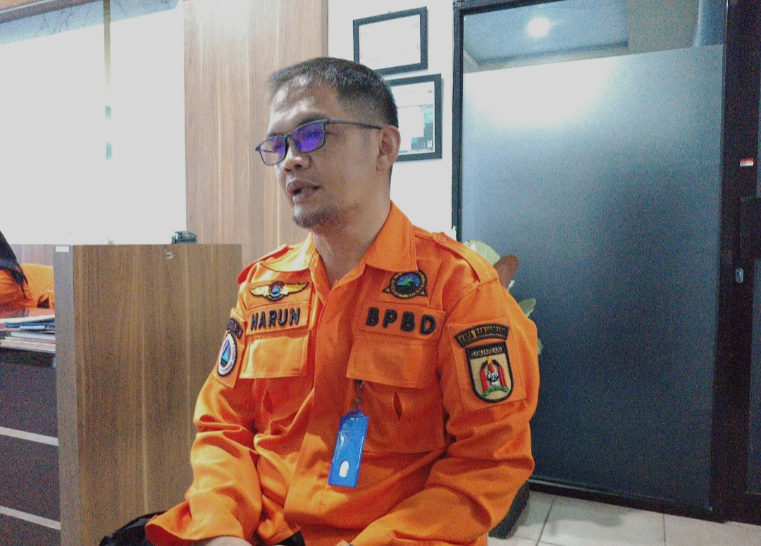 WAWANCARA: Kepala Bidang Kedaruratan dan Logistik Harun Ar Rasyid saat diwawancarai. (Sheilla Farazela/Radar Banjarmasin)