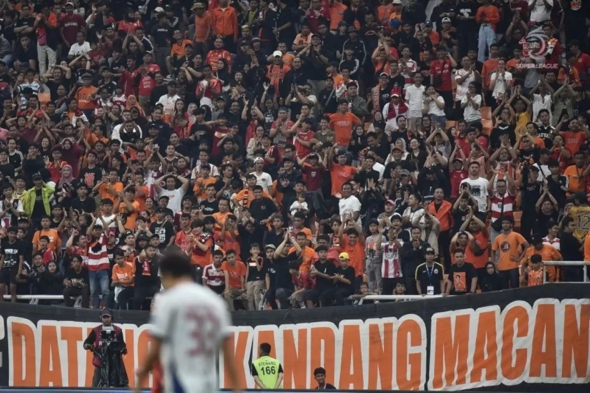 SPORTER: Jakmania memberi dukungan langsung untuk tim Persija di stadion.(Dok. I League)