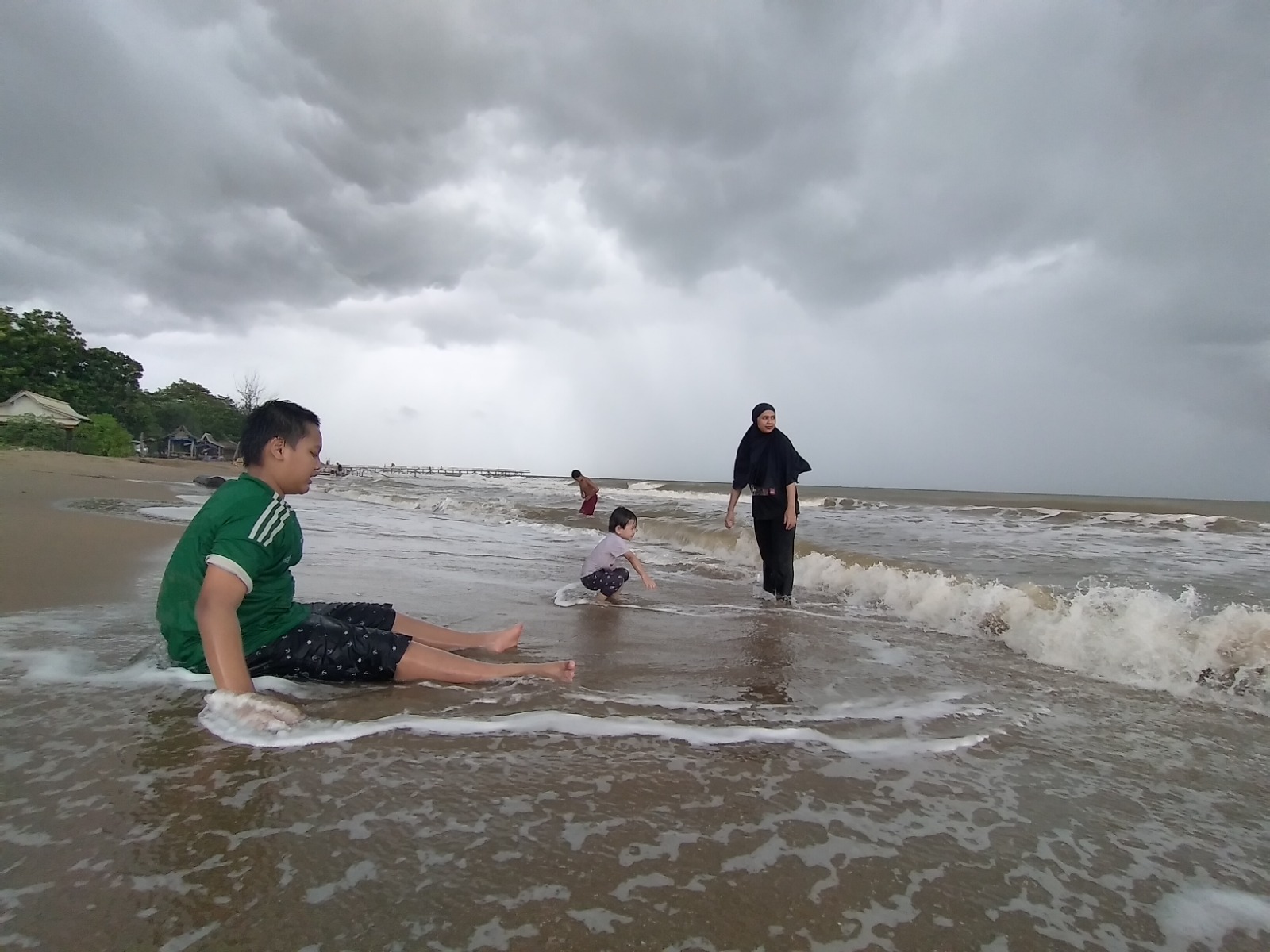 BERMAIN di PANTAI: Gelombang laut tinggi mencapai enam meter berpotensi terjadi di sejumlah perairan Indonesia.