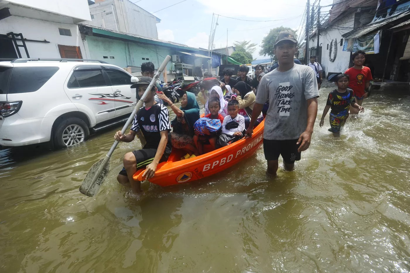 BENCANA: Rumah yang rusak dan porak poranda akibat di terjang banjir bandang susulan beberapa hari lalu yang terjadi di Nagari Batu Busuk, Padang, Jumat (19/12/2025). (Kurniawan Mas