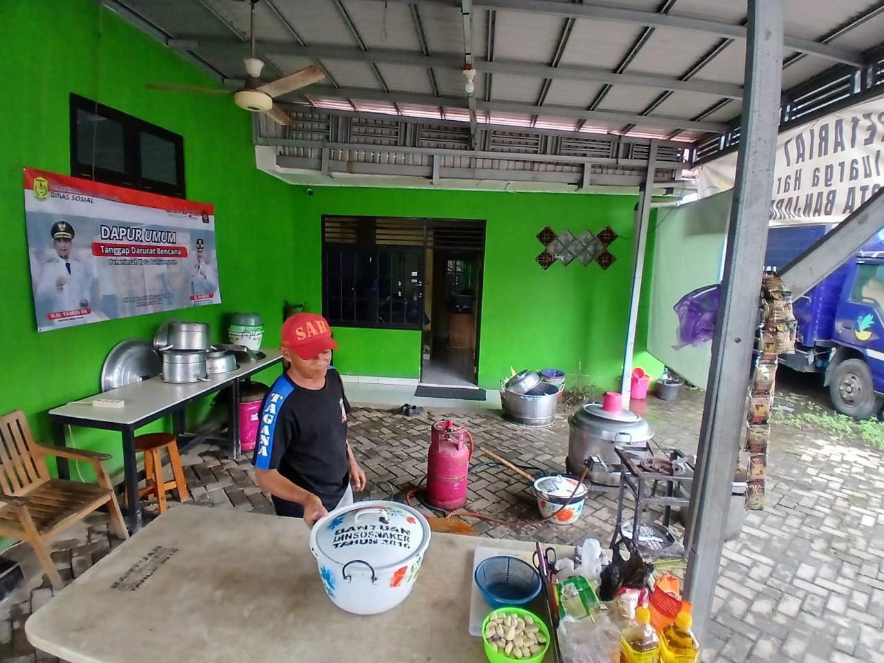 SUDAH 4 HARI: Relawan Taruna Siaga Bencana (Tagana) Dinsos Kota Banjarmasin menyiapkan makanan di dapur umum Gang 20 Teluk Dalam, Banjarmasin Tengah untuk korban banjir rob di Sungai Lulut