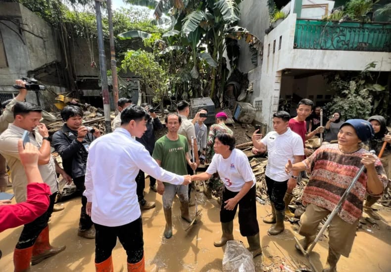 MENYAPA KORBAN BANJIR : Wapres Gibran saat meninjau lokasi pengungsian warga terdampak banjir di Agam, Sumbar pertengahan Desember 2025 lalu.