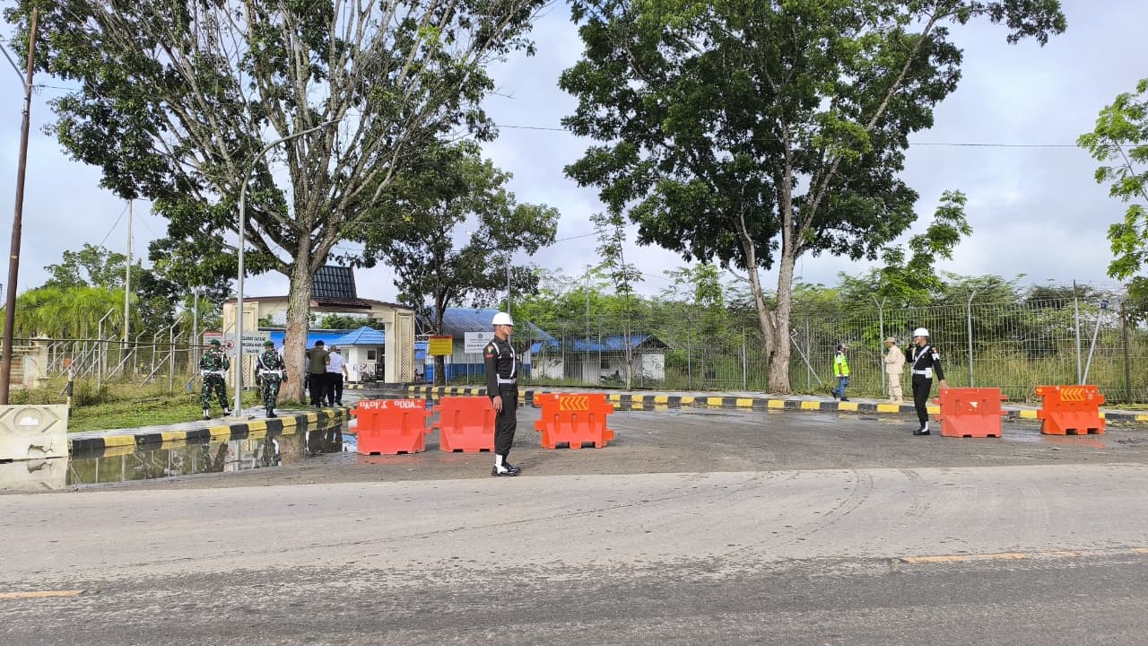 SIBUK: Jelang Kedatangan Wapres Gibran, Bandara Warukin Dijaga Ketat.