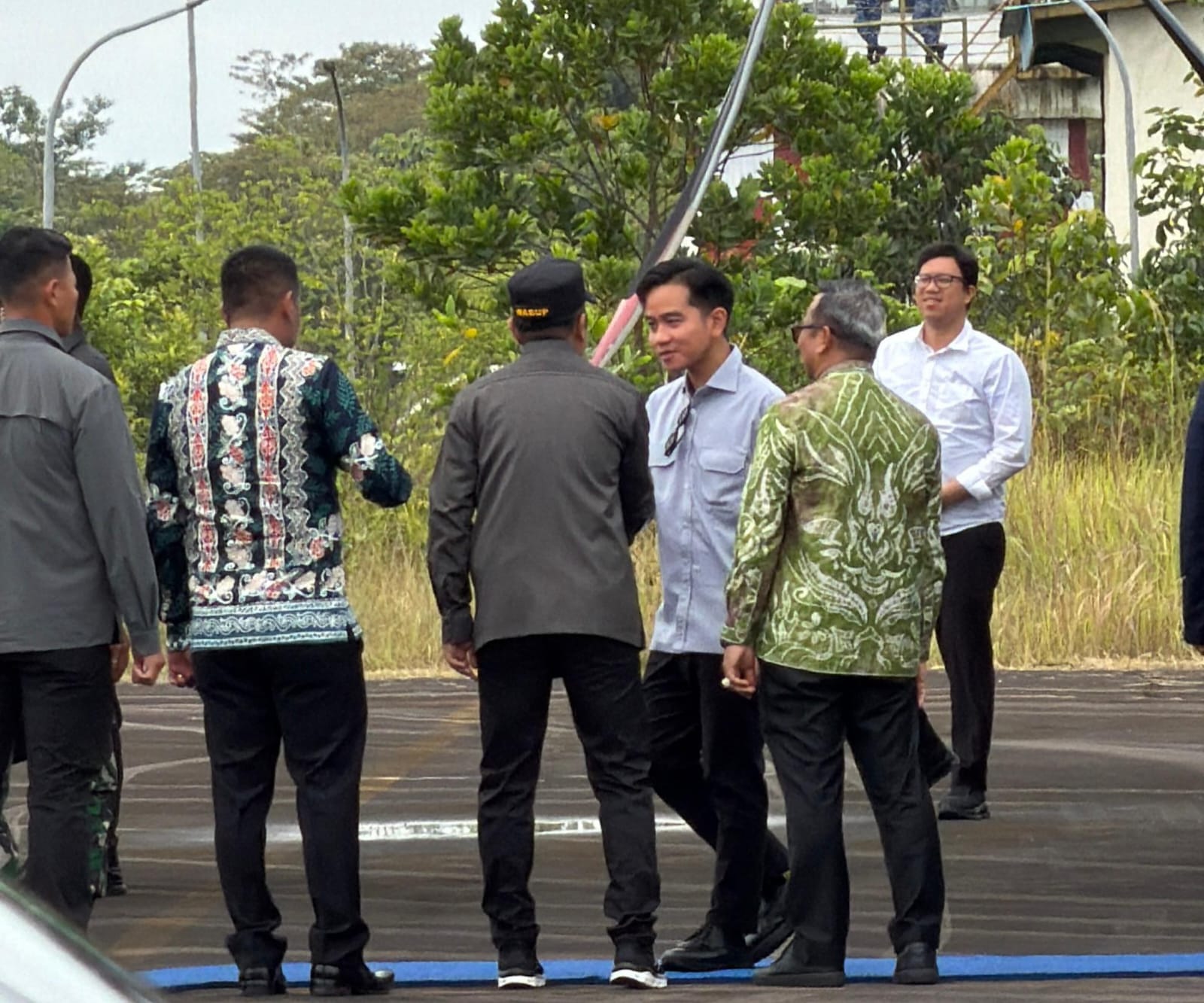 DISAMBUT: Wapres Gibran Rakabuming Raka saat tiba di Bandara Warukin Tabalong. Kedatangannya untuk meninjau pascabanjir di Balangan.