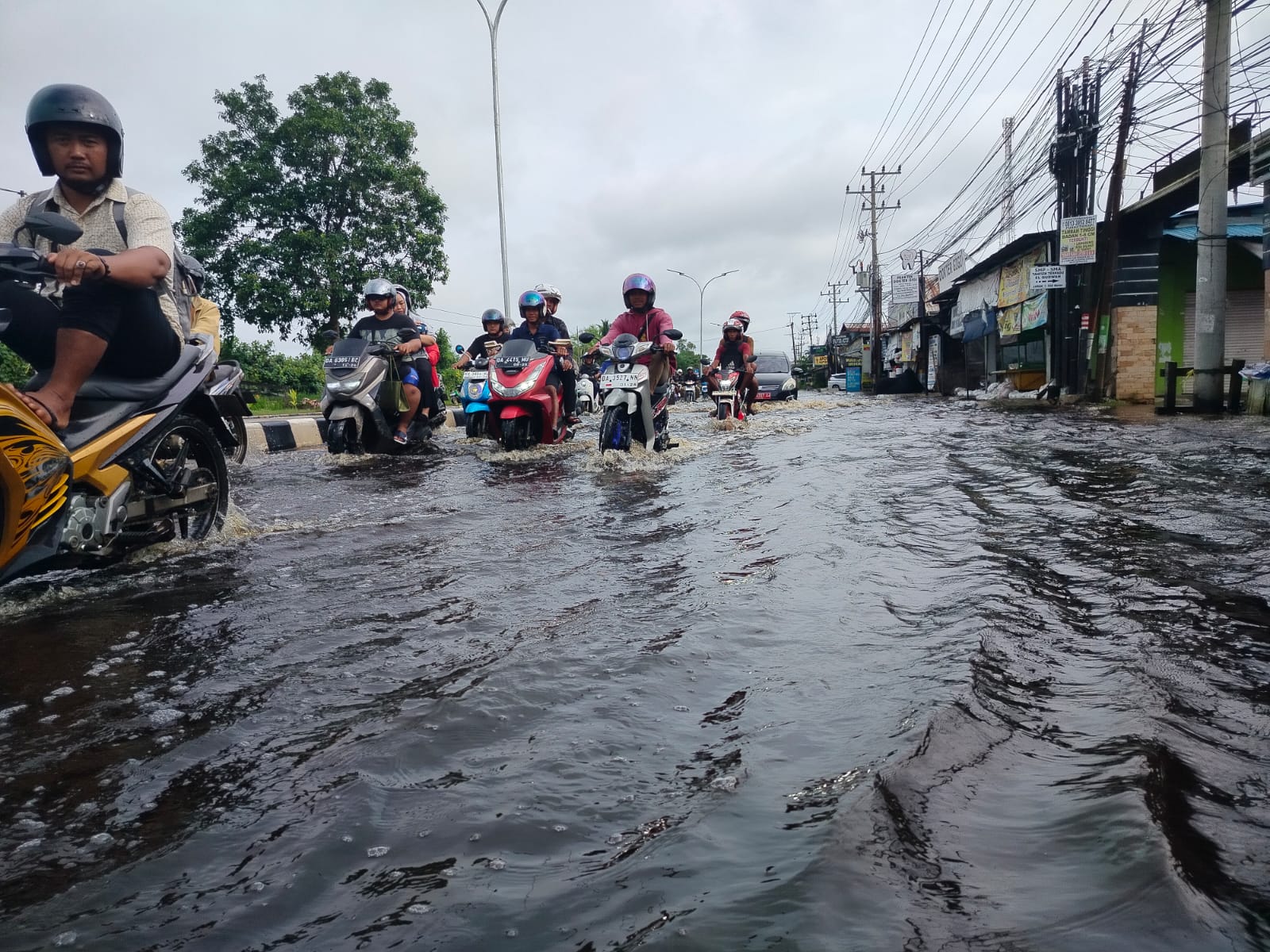TERGENANG: Sudah sepekan Jalan Trans Kalimantan di Kawasan Handil Bakti terendam. Warga mendesak pemerintah segera mengeruk sungai dangkal.