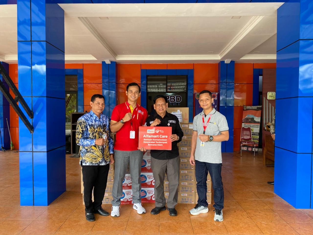 PEDULI: Alfamart Salurkan Bantuan Logistik bagi Korban Banjir Kalsel melalui BPBD