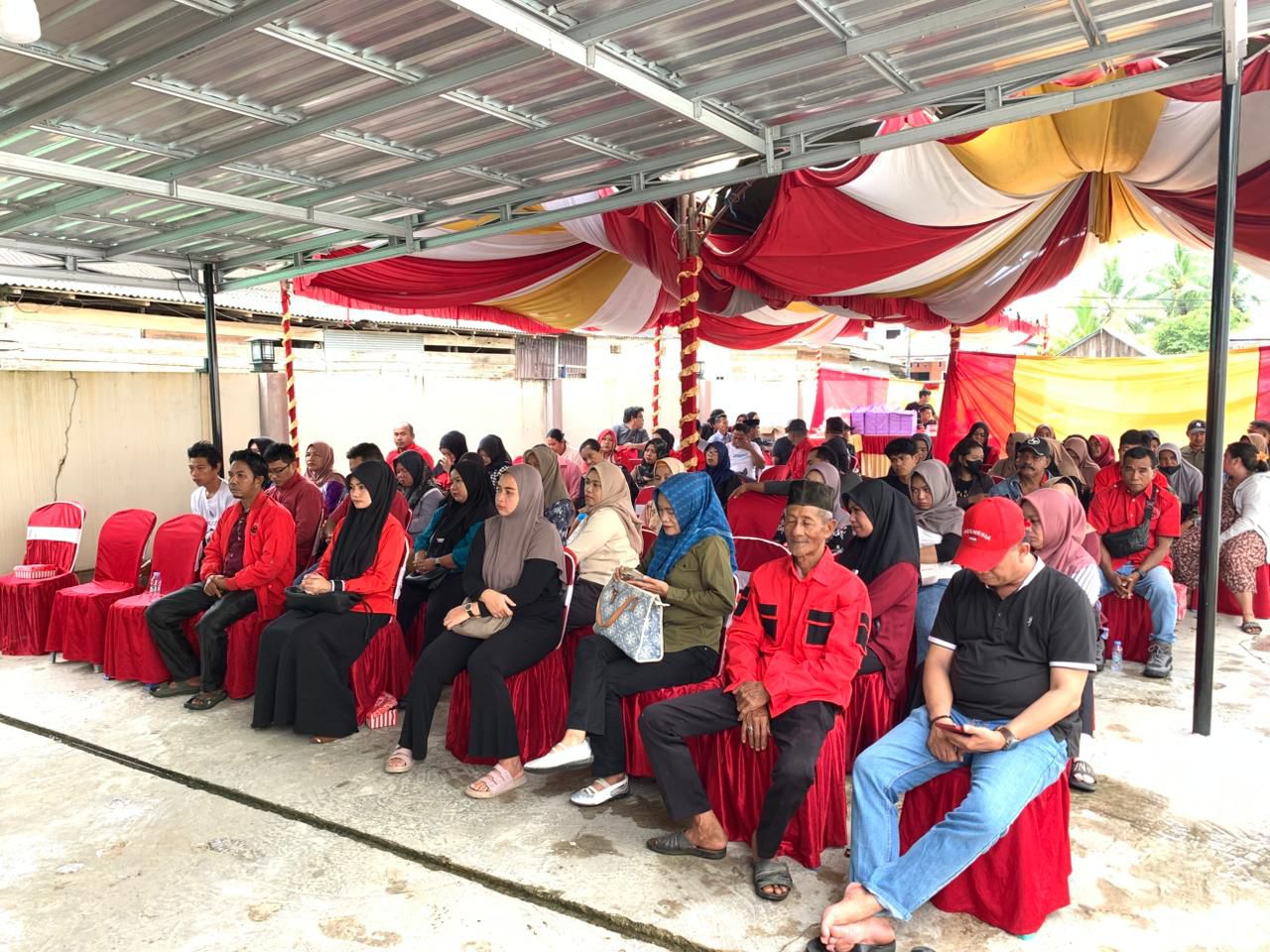 KONSOLIDASI: Pengurus DPC PDI Perjuangan Tanbu menggelar rapat penjaringan calon pengurus anak cabang (PAC) di salah satu kecamatan di Tanah Bumbu.