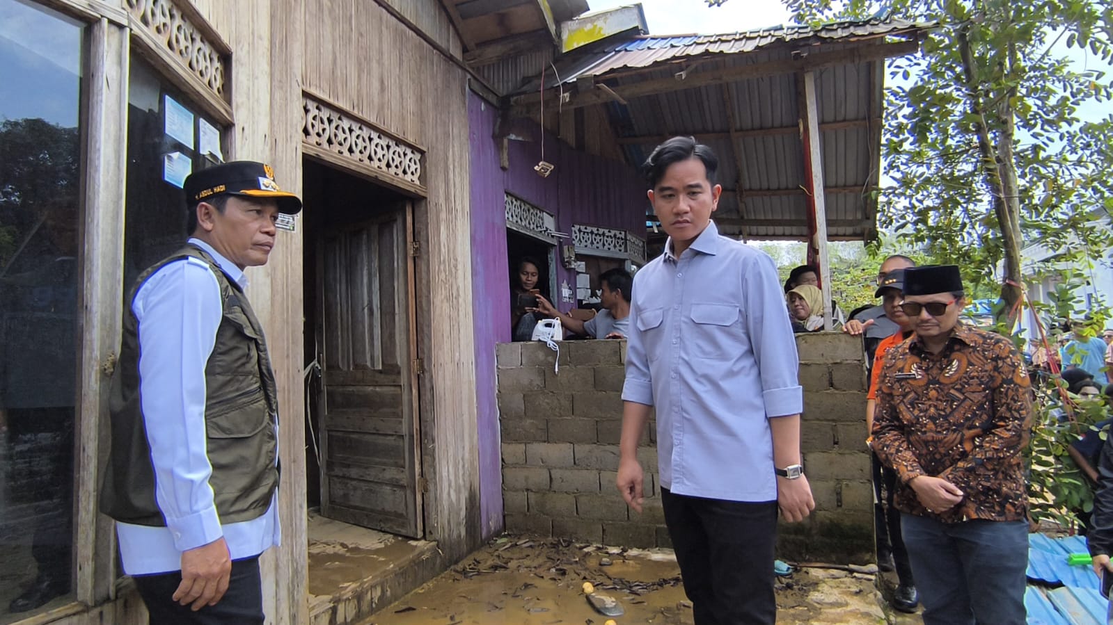 MELIHAT: Wapres Gibran Rakabuming Raka meninjau kondisi pascabanjir bandang di Kecamatan Tebing Tinggi, Kabupaten Balangan.