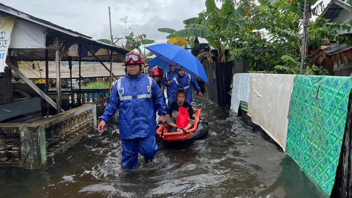 BANTU KORBAN: Petugas DPKP Kabupaten Banjar mengevakuasi lansia sakit yang terjebak banjir di Kelurahan Murung Keraton, Kecamatan Martapura 5 Januari 2026 lalu.