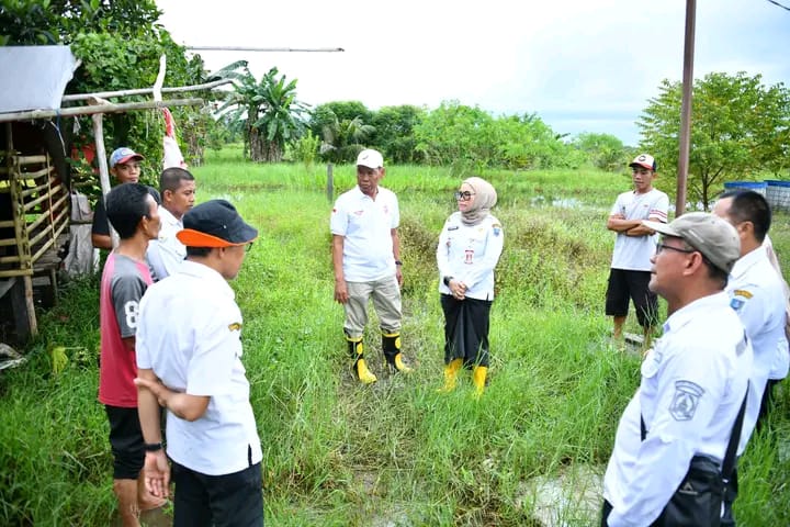 TINJAU: Wakil Bupati HSS meninjau lokasi Kampung Haruan Desa Asam, Kecamatan Sungai Raya.