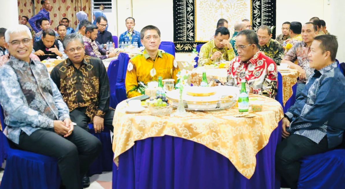 HADIR: Bupati HSU H Sahrujani dan Direktur Bank Kalsel H Fakhruddin dan kedua jajaran saat ramah dan tamah di Mess Negara Dhipa Amuntai.