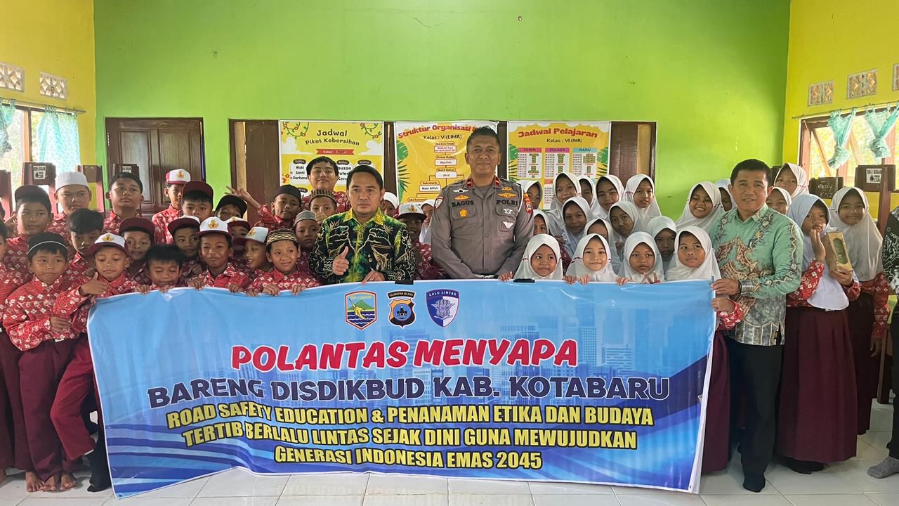 SENANG: Anak SD Sigam dikasih hadiah setelah bertanya kritis dengan Satlantas dan Disdikbud Kotabaru.