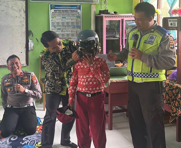 SENANG: Anak SD Sigam dikasih hadiah setelah bertanya kritis dengan Satlantas dan Disdikbud Kotabaru.