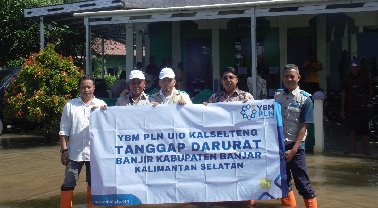 Ketua YBM PLN UID Kalselteng, Legiman, saat menyerahkan bantuan tanggap darurat banjir di Kecamatan Sungai Tabuk, Kabupaten Banjar.