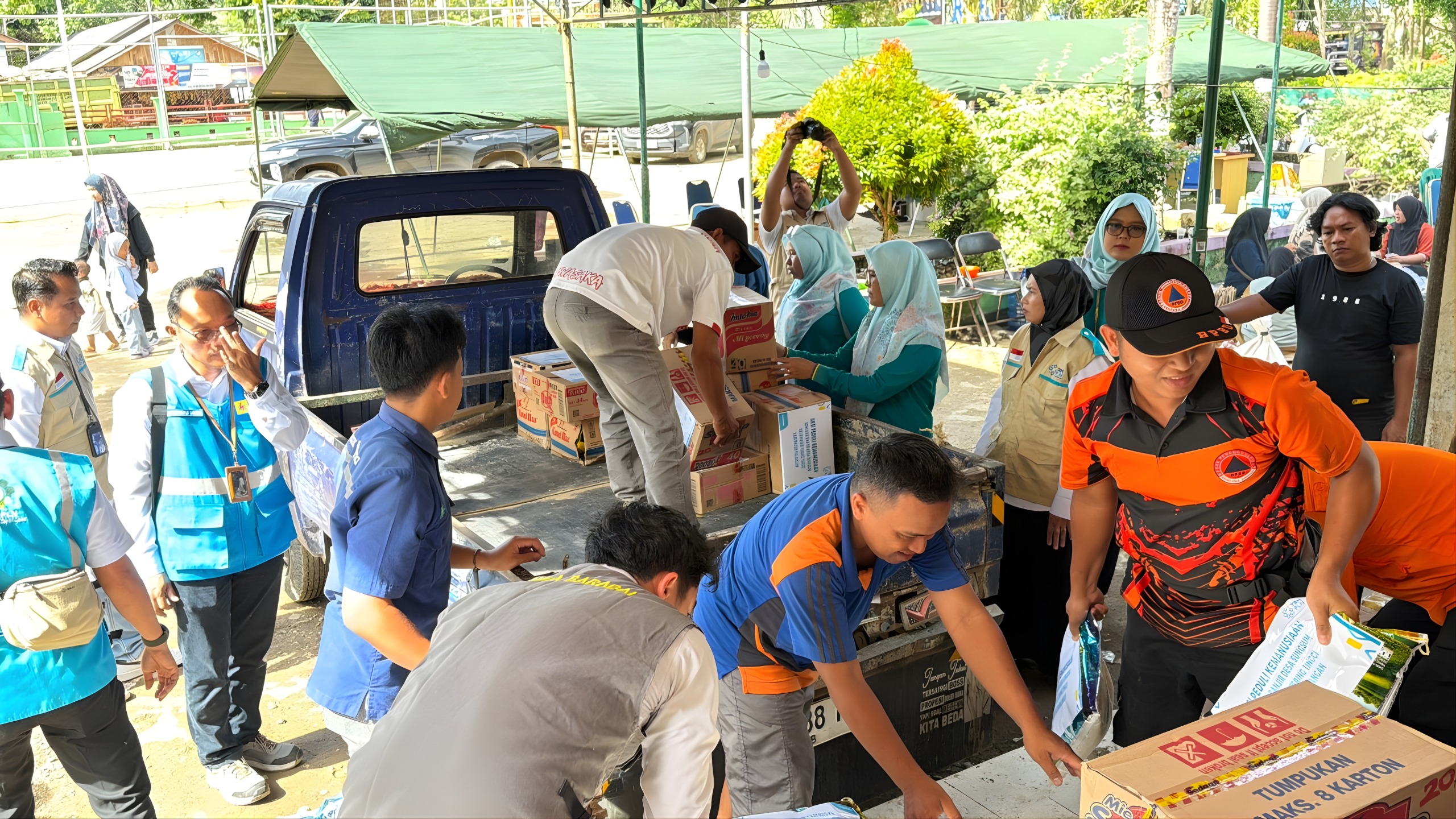 Bantuan yang diberikan meliputi sembilan bahan pokok, alas tidur dan selimut, perlengkapan mandi, obat-obatan, serta kebutuhan khusus bagi bayi dan lansia.