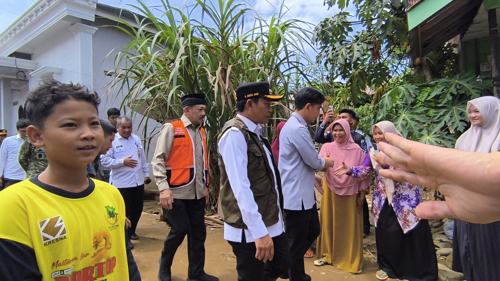 Wakil Presiden RI Gibran Rakabuming Raka mengunjungi warga terdampak banjir bandang di Desa Juuh, Kecamatan Tebing Tinggi, Kabupaten Balangan.