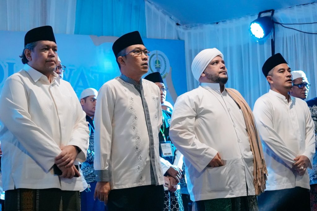 Momen Asyrakal, jemaah berdiri khidmat melantunkan shalawat dalam kegiatan Cempaka Bershalawat (MC Banjarbaru untuk Radar Banjarmasin)