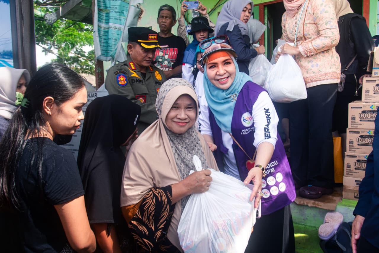LOGISTIK: Ketua Tim Penggerak PKK Provinsi Kalimantan Selatan, Hj Fathul Jannah salurkan bantuan logistik kepada warga terdampak banjir di Desa Lok Baintan, Kamis (8/1/2026) sore.&nbsp;