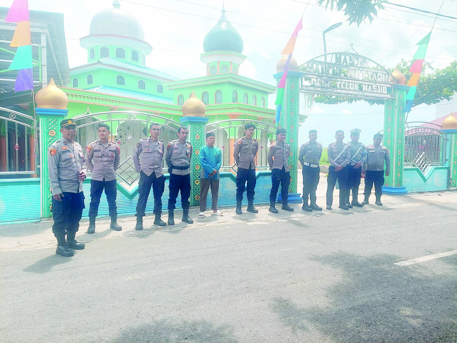 DUKUNGAN: Anggota Polres HSU saat melaksanakan pengecekan lokasi Pos Pengamanan (Pos 2) di kawasan Pasar Bitin, Kecamatan Danau Panggang, Rabu (7/1).