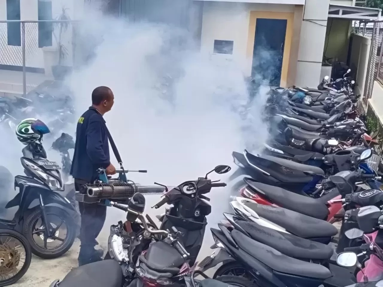 FOGGING: Lingkungan Mapolres Banjarbaru dilakukan pengasapan untuk membasmi nyamuk pembawa virus DBD di lingkungan kerja.