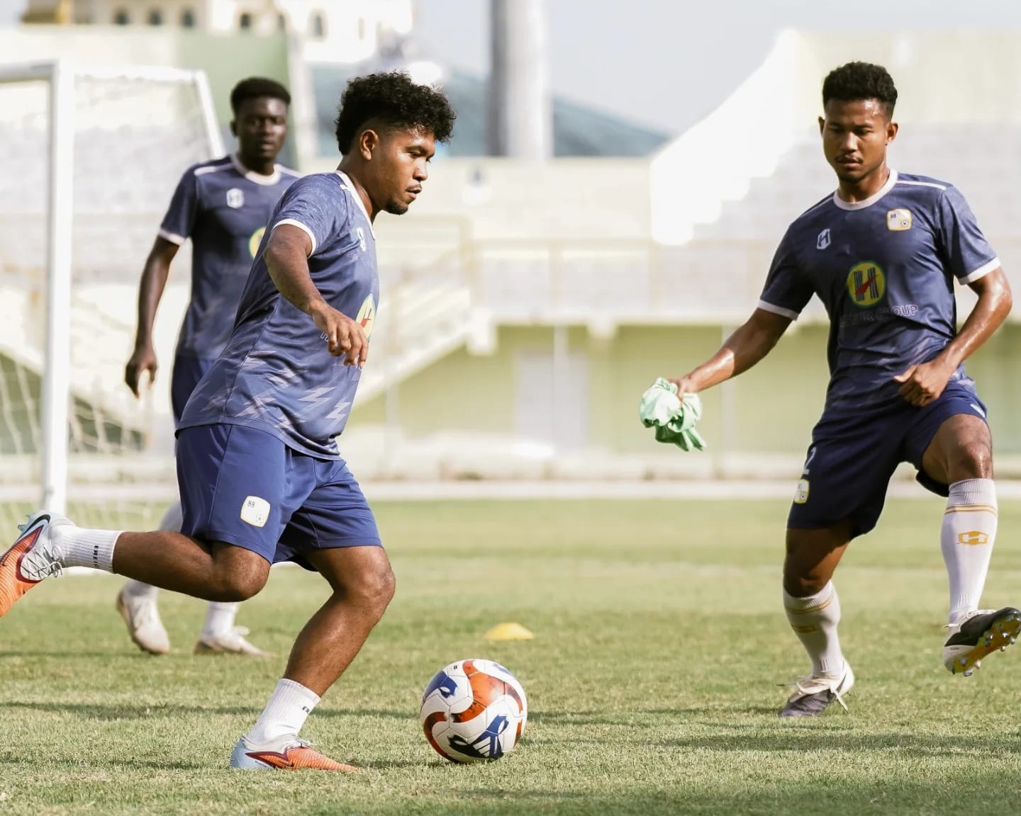LATIHAN: Pemain anyar Barito Putera, Basajum Latuconsina (kiri) mengikuti sesi latihan sebagai persiapan menghadapi lanjutan Pegadaian Championship 2025/2026.