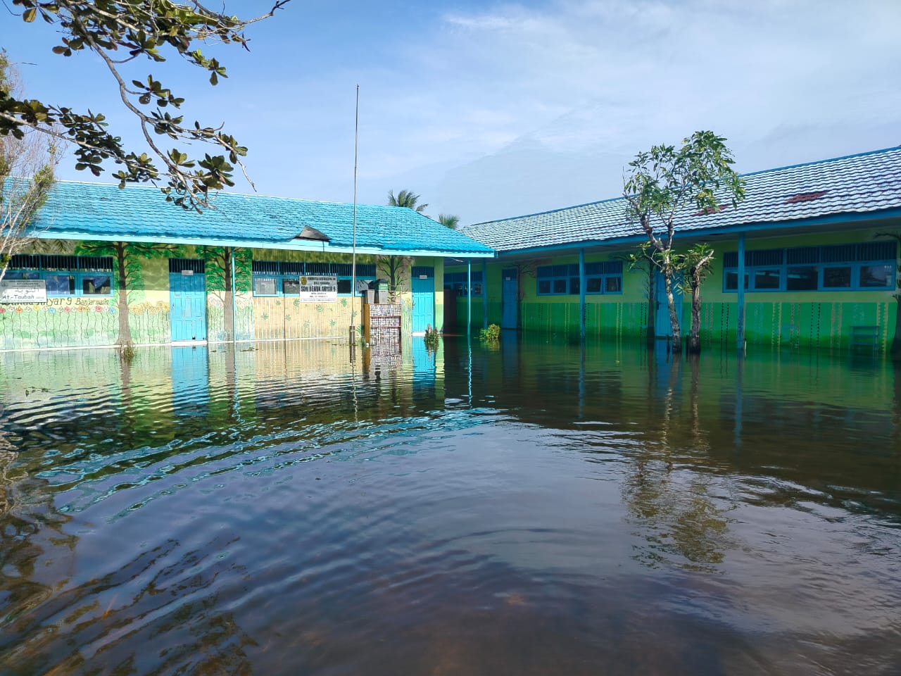 TERENDAM: Satu-satunya Sekolah Dasar di Sungai Gampa terendam banjir. Aktivitas belajar mengajar terpaksa dihentikan. (Foto: Maulana/Radar Banjarmasin)