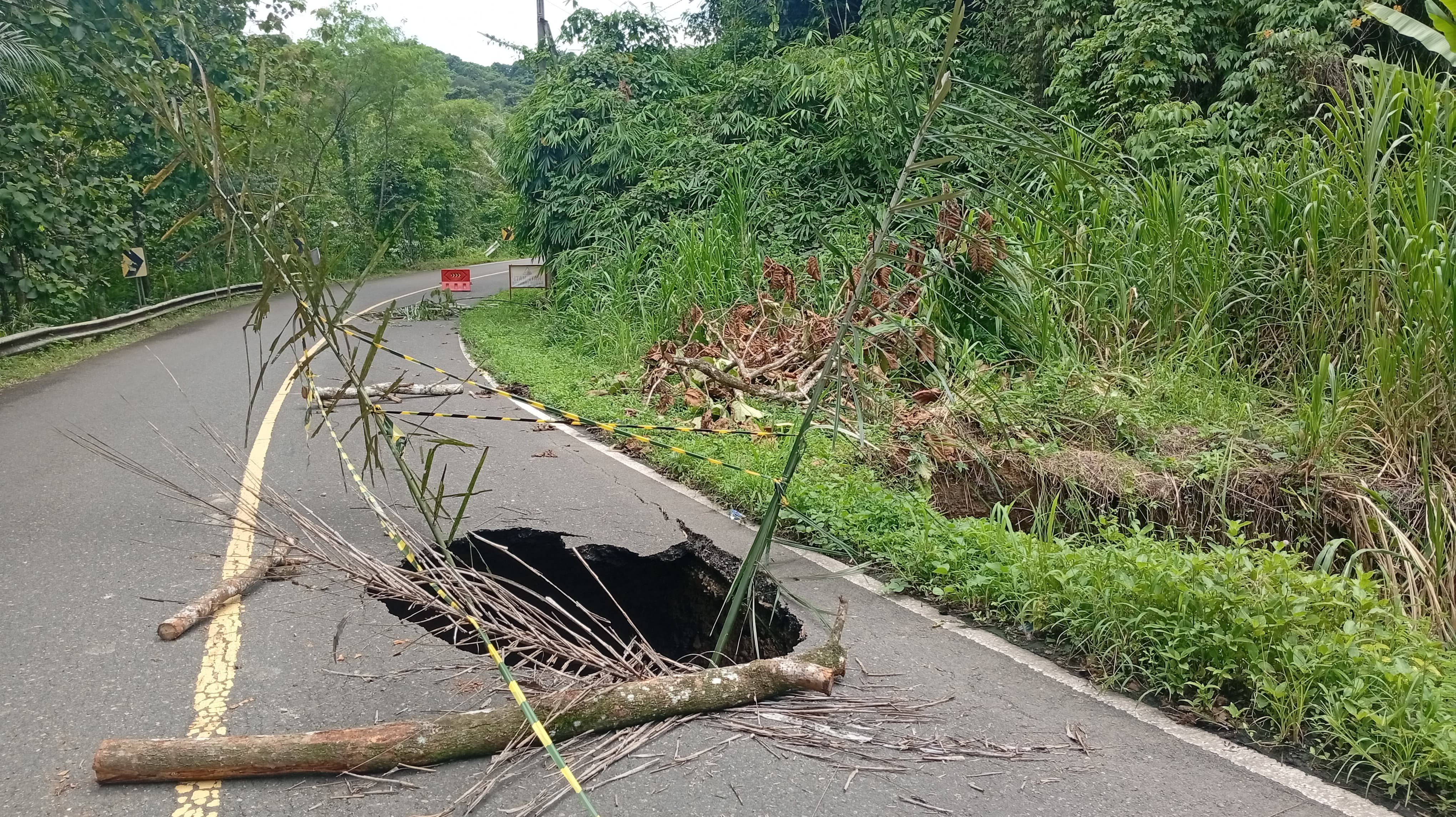 AMBLAS: Kondisi jalan provinsi di Desa Halunuk yang berlubang dan amblas setengah badan jalan. (Foto: M. Padil Ihsan/Radar Banjarmasin)