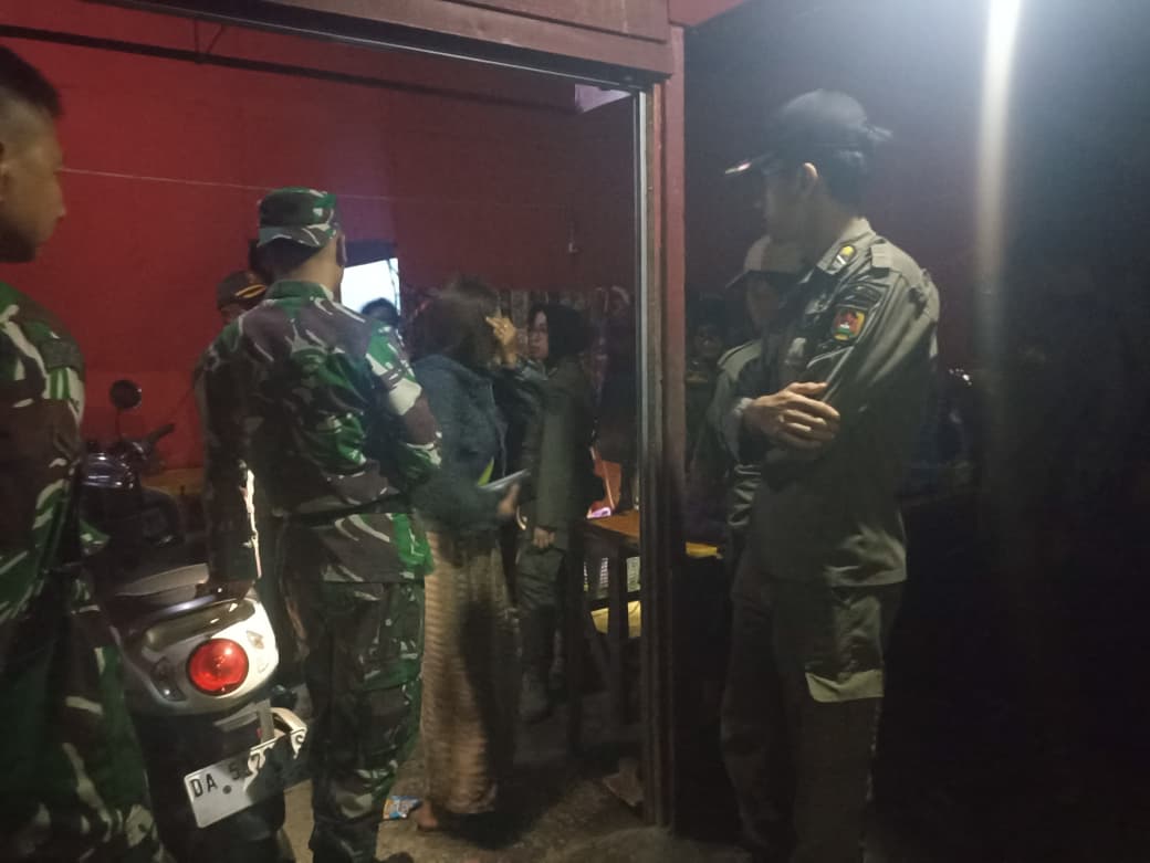 SIDAK: Petugas Satpol PP Banjarbaru bersama tim gabungan saat memberikan peringatan pada sidak warung remang-remang di LIK Liang Anggang.  (Satpol PP untuk Radar Banjarmasin)