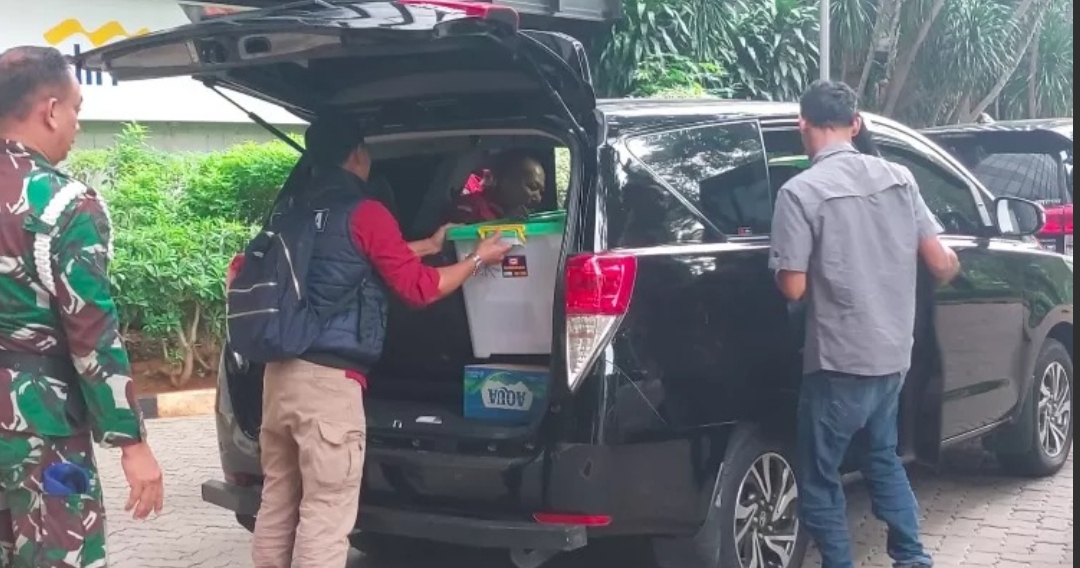 BAWA DOKUMEN: Penyidik Kejagung memasukkan satu kontainer berisi barang bukti hasil penggeledahan di kantor Kemenhut, Rabu (7/1). (Ryandi Zahdomo/JawaPos.com)