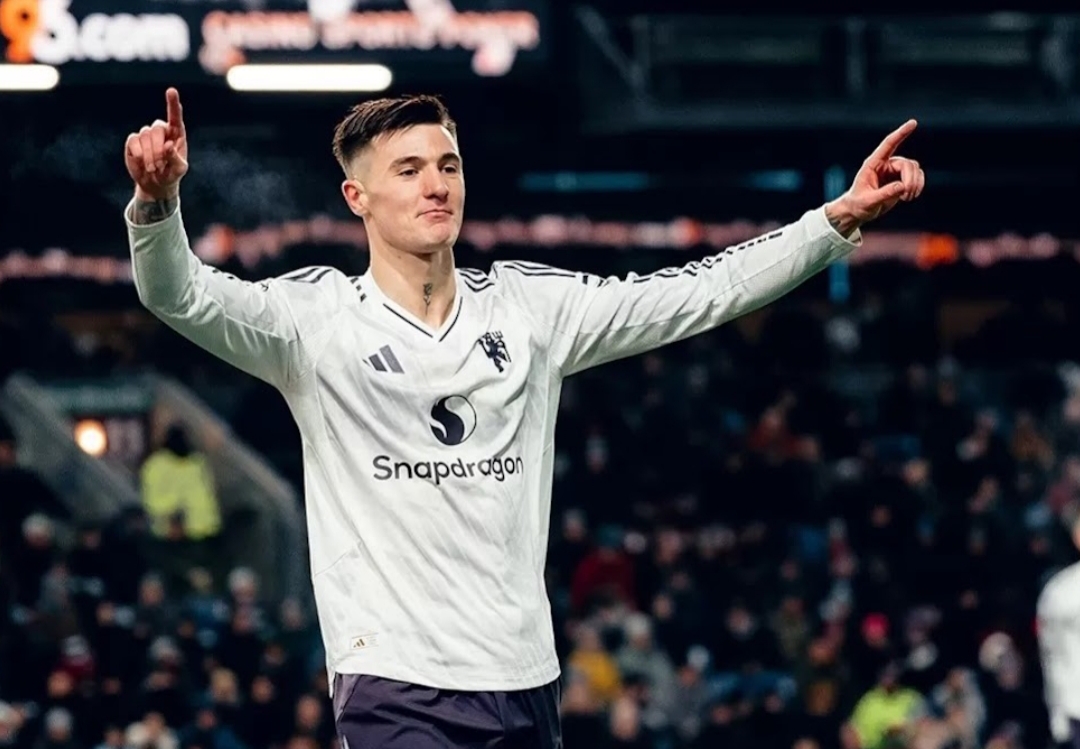 MAKIN PEDE: Selebrasi Benjamin Sesko setelah cetak gol ke gawang Burnley, Kamis (8/1).   (Manchester United)